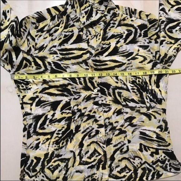 DonnKenny Petites Large Zebra Print Button Top - Picture 5 of 7